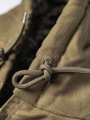 製品画像
1944年米軍のB-10フライトジャケットを基にデザインされたリバーシブルデッキジャケットの正面図。カーキ外層がミリタリーの伝統を再現し、クラシックな無骨さを体現
詳細画像
内側のレオパード柄フロッキープリントとConmar製ダブルジッパーのディテール特写。リバーシブル仕様ならではの2通りのスタイルを楽しめる実用的なデザイン