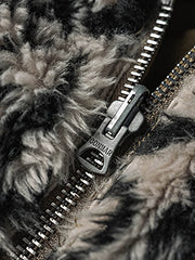 製品画像
1944年米軍のB-10フライトジャケットを基にデザインされたリバーシブルデッキジャケットの正面図。カーキ外層がミリタリーの伝統を再現し、クラシックな無骨さを体現
詳細画像
内側のレオパード柄フロッキープリントとConmar製ダブルジッパーのディテール特写。リバーシブル仕様ならではの2通りのスタイルを楽しめる実用的なデザイン