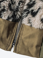 製品画像
1944年米軍のB-10フライトジャケットを基にデザインされたリバーシブルデッキジャケットの正面図。カーキ外層がミリタリーの伝統を再現し、クラシックな無骨さを体現
詳細画像
内側のレオパード柄フロッキープリントとConmar製ダブルジッパーのディテール特写。リバーシブル仕様ならではの2通りのスタイルを楽しめる実用的なデザイン