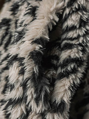 製品画像
1944年米軍のB-10フライトジャケットを基にデザインされたリバーシブルデッキジャケットの正面図。カーキ外層がミリタリーの伝統を再現し、クラシックな無骨さを体現
詳細画像
内側のレオパード柄フロッキープリントとConmar製ダブルジッパーのディテール特写。リバーシブル仕様ならではの2通りのスタイルを楽しめる実用的なデザイン