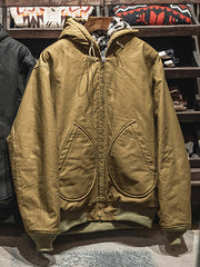 製品画像
1944年米軍のB-10フライトジャケットを基にデザインされたリバーシブルデッキジャケットの正面図。カーキ外層がミリタリーの伝統を再現し、クラシックな無骨さを体現
詳細画像
内側のレオパード柄フロッキープリントとConmar製ダブルジッパーのディテール特写。リバーシブル仕様ならではの2通りのスタイルを楽しめる実用的なデザイン