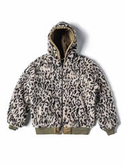 製品画像
1944年米軍のB-10フライトジャケットを基にデザインされたリバーシブルデッキジャケットの正面図。カーキ外層がミリタリーの伝統を再現し、クラシックな無骨さを体現
詳細画像
内側のレオパード柄フロッキープリントとConmar製ダブルジッパーのディテール特写。リバーシブル仕様ならではの2通りのスタイルを楽しめる実用的なデザイン