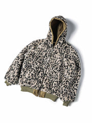 製品画像
1944年米軍のB-10フライトジャケットを基にデザインされたリバーシブルデッキジャケットの正面図。カーキ外層がミリタリーの伝統を再現し、クラシックな無骨さを体現
詳細画像
内側のレオパード柄フロッキープリントとConmar製ダブルジッパーのディテール特写。リバーシブル仕様ならではの2通りのスタイルを楽しめる実用的なデザイン