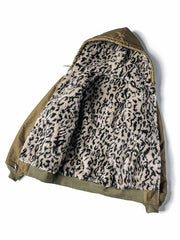 製品画像
1944年米軍のB-10フライトジャケットを基にデザインされたリバーシブルデッキジャケットの正面図。カーキ外層がミリタリーの伝統を再現し、クラシックな無骨さを体現
詳細画像
内側のレオパード柄フロッキープリントとConmar製ダブルジッパーのディテール特写。リバーシブル仕様ならではの2通りのスタイルを楽しめる実用的なデザイン