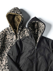 製品画像
1944年米軍のB-10フライトジャケットを基にデザインされたリバーシブルデッキジャケットの正面図。カーキ外層がミリタリーの伝統を再現し、クラシックな無骨さを体現
詳細画像
内側のレオパード柄フロッキープリントとConmar製ダブルジッパーのディテール特写。リバーシブル仕様ならではの2通りのスタイルを楽しめる実用的なデザイン