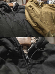 製品画像
1944年米軍のB-10フライトジャケットを基にデザインされたリバーシブルデッキジャケットの正面図。カーキ外層がミリタリーの伝統を再現し、クラシックな無骨さを体現
詳細画像
内側のレオパード柄フロッキープリントとConmar製ダブルジッパーのディテール特写。リバーシブル仕様ならではの2通りのスタイルを楽しめる実用的なデザイン