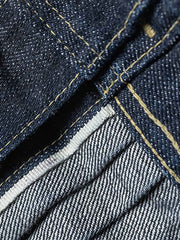 製品画像
1940年代戦時中のS101Jを忠実に再現したリバイバルデニムジャケットの正面デザイン。14オンスのセルビッジデニムとヴィンテージ感溢れるインディゴブルーの色合いが特徴
詳細画像
鉄製の月桂(ゲッケイ)ボタンと真鍮製フライングソーサーリベットのディテール。経年変化による自然な錆びが美しく、クラシックなワークウェアの魅力を引き立てる精密な縫製