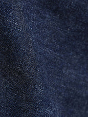 製品画像
1940年代戦時中のS101Jを忠実に再現したリバイバルデニムジャケットの正面デザイン。14オンスのセルビッジデニムとヴィンテージ感溢れるインディゴブルーの色合いが特徴
詳細画像
鉄製の月桂(ゲッケイ)ボタンと真鍮製フライングソーサーリベットのディテール。経年変化による自然な錆びが美しく、クラシックなワークウェアの魅力を引き立てる精密な縫製