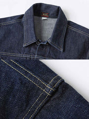 製品画像
1940年代戦時中のS101Jを忠実に再現したリバイバルデニムジャケットの正面デザイン。14オンスのセルビッジデニムとヴィンテージ感溢れるインディゴブルーの色合いが特徴
詳細画像
鉄製の月桂(ゲッケイ)ボタンと真鍮製フライングソーサーリベットのディテール。経年変化による自然な錆びが美しく、クラシックなワークウェアの魅力を引き立てる精密な縫製