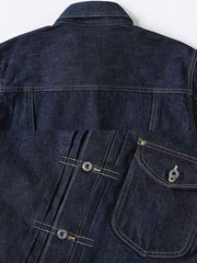 製品画像
1940年代戦時中のS101Jを忠実に再現したリバイバルデニムジャケットの正面デザイン。14オンスのセルビッジデニムとヴィンテージ感溢れるインディゴブルーの色合いが特徴
詳細画像
鉄製の月桂(ゲッケイ)ボタンと真鍮製フライングソーサーリベットのディテール。経年変化による自然な錆びが美しく、クラシックなワークウェアの魅力を引き立てる精密な縫製