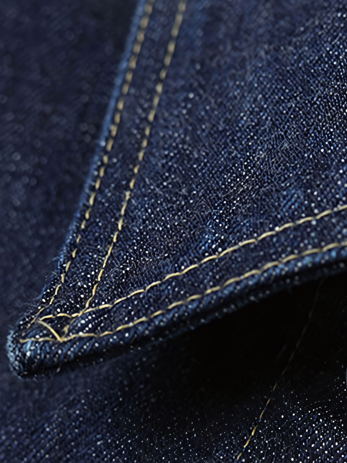 製品画像
1940年代戦時中のS101Jを忠実に再現したリバイバルデニムジャケットの正面デザイン。14オンスのセルビッジデニムとヴィンテージ感溢れるインディゴブルーの色合いが特徴
詳細画像
鉄製の月桂(ゲッケイ)ボタンと真鍮製フライングソーサーリベットのディテール。経年変化による自然な錆びが美しく、クラシックなワークウェアの魅力を引き立てる精密な縫製