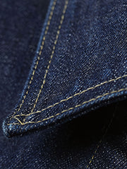 製品画像
1940年代戦時中のS101Jを忠実に再現したリバイバルデニムジャケットの正面デザイン。14オンスのセルビッジデニムとヴィンテージ感溢れるインディゴブルーの色合いが特徴
詳細画像
鉄製の月桂(ゲッケイ)ボタンと真鍮製フライングソーサーリベットのディテール。経年変化による自然な錆びが美しく、クラシックなワークウェアの魅力を引き立てる精密な縫製