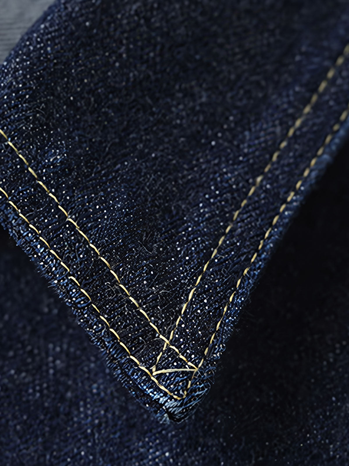 製品画像
1940年代戦時中のS101Jを忠実に再現したリバイバルデニムジャケットの正面デザイン。14オンスのセルビッジデニムとヴィンテージ感溢れるインディゴブルーの色合いが特徴
詳細画像
鉄製の月桂(ゲッケイ)ボタンと真鍮製フライングソーサーリベットのディテール。経年変化による自然な錆びが美しく、クラシックなワークウェアの魅力を引き立てる精密な縫製