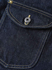 製品画像
1940年代戦時中のS101Jを忠実に再現したリバイバルデニムジャケットの正面デザイン。14オンスのセルビッジデニムとヴィンテージ感溢れるインディゴブルーの色合いが特徴
詳細画像
鉄製の月桂(ゲッケイ)ボタンと真鍮製フライングソーサーリベットのディテール。経年変化による自然な錆びが美しく、クラシックなワークウェアの魅力を引き立てる精密な縫製