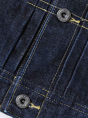 製品画像
1940年代戦時中のS101Jを忠実に再現したリバイバルデニムジャケットの正面デザイン。14オンスのセルビッジデニムとヴィンテージ感溢れるインディゴブルーの色合いが特徴
詳細画像
鉄製の月桂(ゲッケイ)ボタンと真鍮製フライングソーサーリベットのディテール。経年変化による自然な錆びが美しく、クラシックなワークウェアの魅力を引き立てる精密な縫製