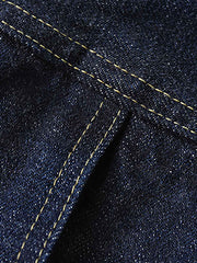 製品画像
1940年代戦時中のS101Jを忠実に再現したリバイバルデニムジャケットの正面デザイン。14オンスのセルビッジデニムとヴィンテージ感溢れるインディゴブルーの色合いが特徴
詳細画像
鉄製の月桂(ゲッケイ)ボタンと真鍮製フライングソーサーリベットのディテール。経年変化による自然な錆びが美しく、クラシックなワークウェアの魅力を引き立てる精密な縫製