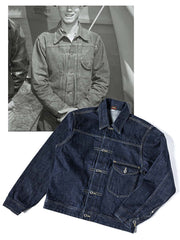 製品画像
1940年代戦時中のS101Jを忠実に再現したリバイバルデニムジャケットの正面デザイン。14オンスのセルビッジデニムとヴィンテージ感溢れるインディゴブルーの色合いが特徴
詳細画像
鉄製の月桂(ゲッケイ)ボタンと真鍮製フライングソーサーリベットのディテール。経年変化による自然な錆びが美しく、クラシックなワークウェアの魅力を引き立てる精密な縫製