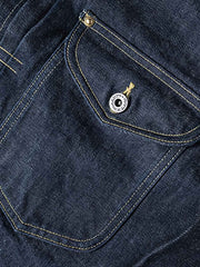 製品画像
1940年代戦時中のS101Jを忠実に再現したリバイバルデニムジャケットの正面デザイン。14オンスのセルビッジデニムとヴィンテージ感溢れるインディゴブルーの色合いが特徴
詳細画像
鉄製の月桂(ゲッケイ)ボタンと真鍮製フライングソーサーリベットのディテール。経年変化による自然な錆びが美しく、クラシックなワークウェアの魅力を引き立てる精密な縫製