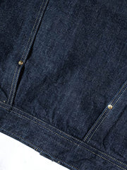 製品画像
1940年代戦時中のS101Jを忠実に再現したリバイバルデニムジャケットの正面デザイン。14オンスのセルビッジデニムとヴィンテージ感溢れるインディゴブルーの色合いが特徴
詳細画像
鉄製の月桂(ゲッケイ)ボタンと真鍮製フライングソーサーリベットのディテール。経年変化による自然な錆びが美しく、クラシックなワークウェアの魅力を引き立てる精密な縫製