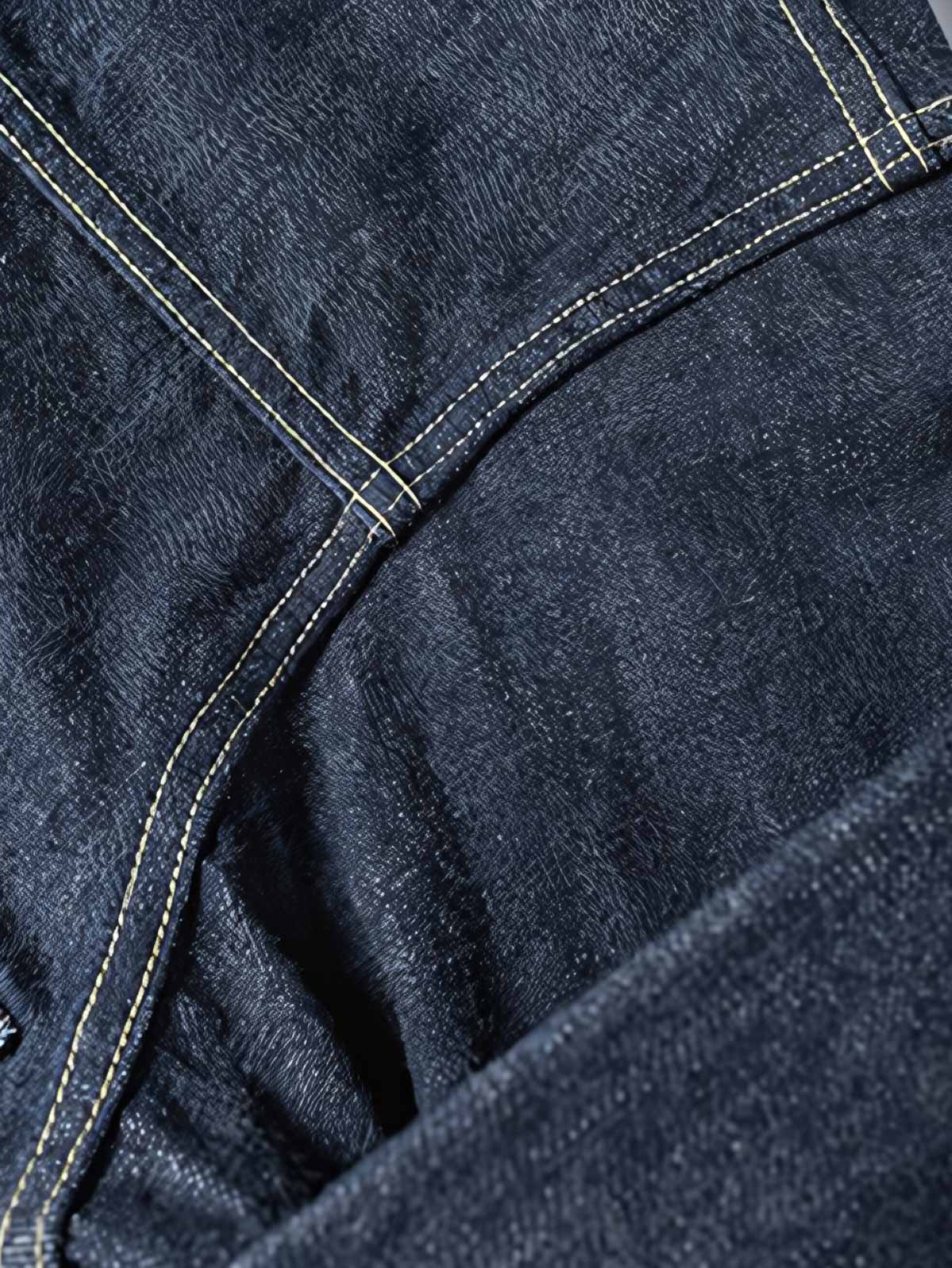 製品画像
1940年代戦時中のS101Jを忠実に再現したリバイバルデニムジャケットの正面デザイン。14オンスのセルビッジデニムとヴィンテージ感溢れるインディゴブルーの色合いが特徴
詳細画像
鉄製の月桂(ゲッケイ)ボタンと真鍮製フライングソーサーリベットのディテール。経年変化による自然な錆びが美しく、クラシックなワークウェアの魅力を引き立てる精密な縫製