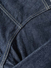 製品画像
1940年代戦時中のS101Jを忠実に再現したリバイバルデニムジャケットの正面デザイン。14オンスのセルビッジデニムとヴィンテージ感溢れるインディゴブルーの色合いが特徴
詳細画像
鉄製の月桂(ゲッケイ)ボタンと真鍮製フライングソーサーリベットのディテール。経年変化による自然な錆びが美しく、クラシックなワークウェアの魅力を引き立てる精密な縫製