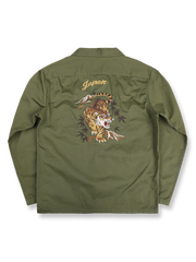 リバーシブル仕様のトラ刺繍ワークシャツ全体デザイン。片面には胸元に精緻なトラ刺繍、もう片面には竹林に佇むトラのデザインが施された、オリエンタルデザインとミリタリースタイルが融合したシャツ