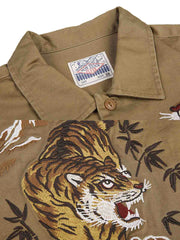 製品画像
リバーシブル仕様のトラ刺繍ワークシャツ全体デザイン。片面には胸元に精緻なトラ刺繍、もう片面には竹林に佇むトラのデザインが施された、オリエンタルデザインとミリタリースタイルが融合したシャツ
詳細画像
胸元に施されたトラ刺繍と銅製ボタンのディテール特写。蘇繍(ソシュウ)の伝統技法による繊細なステッチと、クラシックなミリタリーグリーンキャンバス素材の質感が特徴