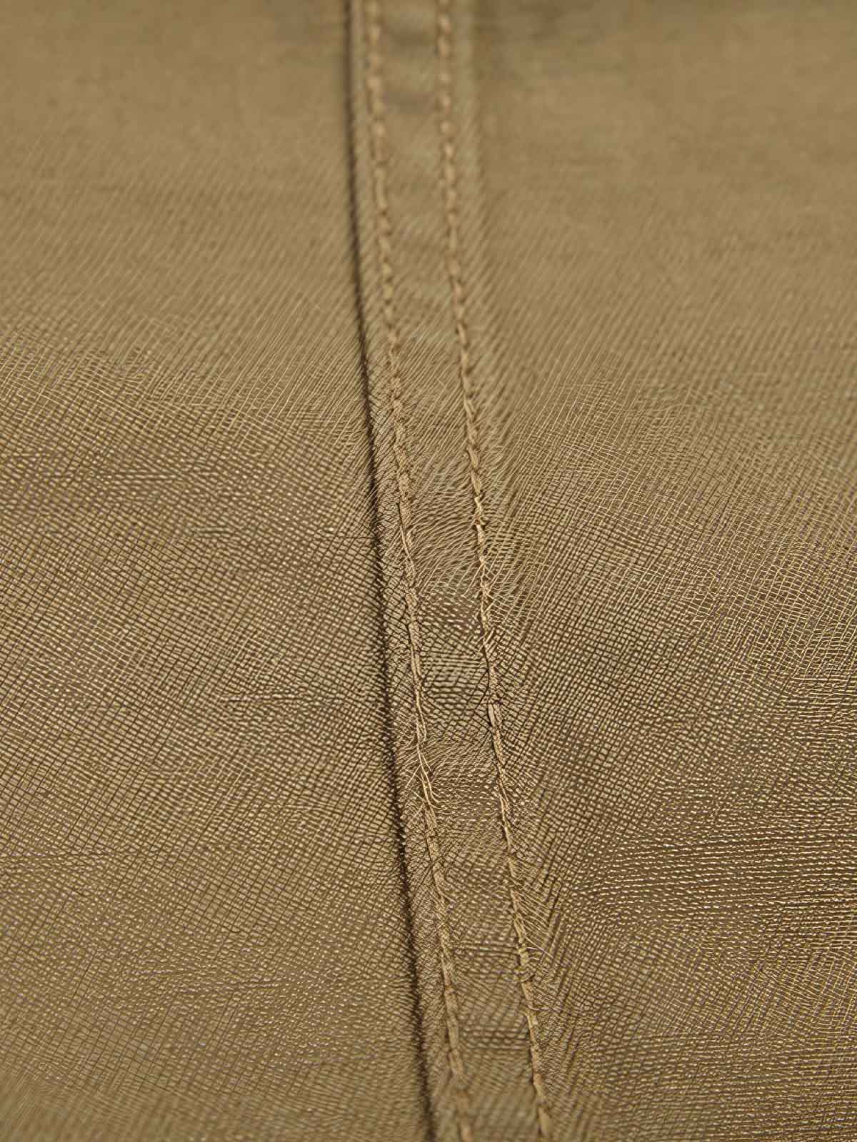 製品画像
リバーシブル仕様のトラ刺繍ワークシャツ全体デザイン。片面には胸元に精緻なトラ刺繍、もう片面には竹林に佇むトラのデザインが施された、オリエンタルデザインとミリタリースタイルが融合したシャツ
詳細画像
胸元に施されたトラ刺繍と銅製ボタンのディテール特写。蘇繍(ソシュウ)の伝統技法による繊細なステッチと、クラシックなミリタリーグリーンキャンバス素材の質感が特徴