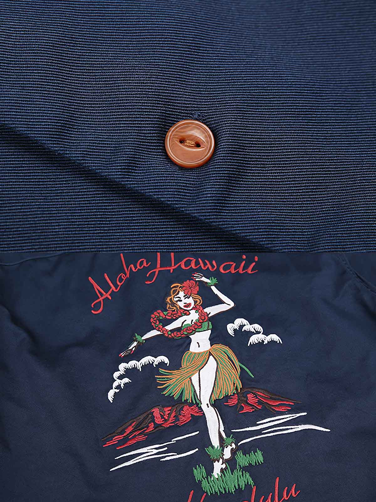 製品画像
「ヴィンテージ刺繍 長袖シャツ全体イメージ。胸元や背中に施されたアメリカンカルチャーを反映した刺繍が特徴のクラシックなデザイン。」
詳細画像
「胸元に描かれたカリフォルニアやハワイを象徴する文化的刺繍ディテールのクローズアップ。イーグルやフラダンスをする女性など、熟練の手作業によるヴィンテージ感あふれる仕上がり。」