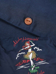 製品画像
「ヴィンテージ刺繍 長袖シャツ全体イメージ。胸元や背中に施されたアメリカンカルチャーを反映した刺繍が特徴のクラシックなデザイン。」
詳細画像
「胸元に描かれたカリフォルニアやハワイを象徴する文化的刺繍ディテールのクローズアップ。イーグルやフラダンスをする女性など、熟練の手作業によるヴィンテージ感あふれる仕上がり。」