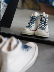 製品画像
「インディゴ染め パッチワーク ヴィンテージ シューレース全体イメージ。藍染め古布を使用し、丸型デザインとヴィンテージ感あふれるパッチワーク技法が特徴。」
細部画像
「金属製シューレースチップと自然な色褪せ感を持つ丸型シューレースのディテールクローズアップ。」