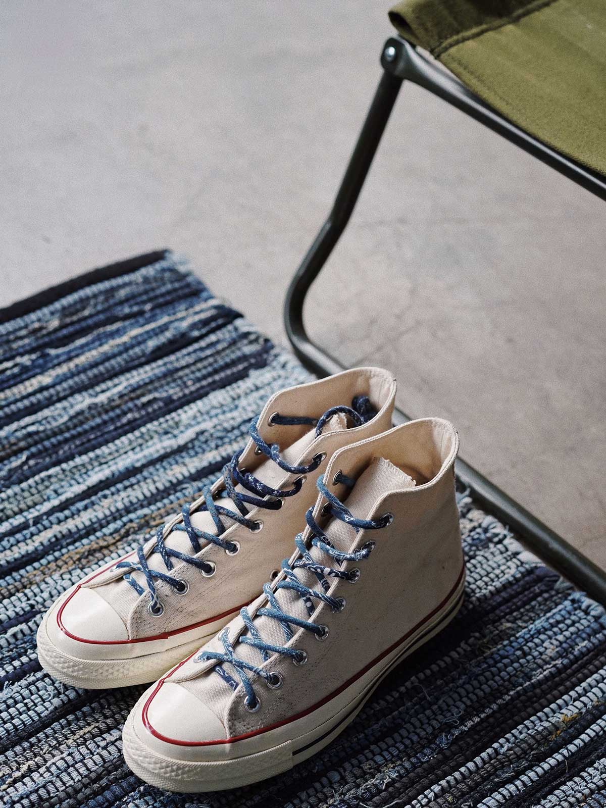 製品画像
「インディゴ染め パッチワーク ヴィンテージ シューレース全体イメージ。藍染め古布を使用し、丸型デザインとヴィンテージ感あふれるパッチワーク技法が特徴。」
細部画像
「金属製シューレースチップと自然な色褪せ感を持つ丸型シューレースのディテールクローズアップ。」