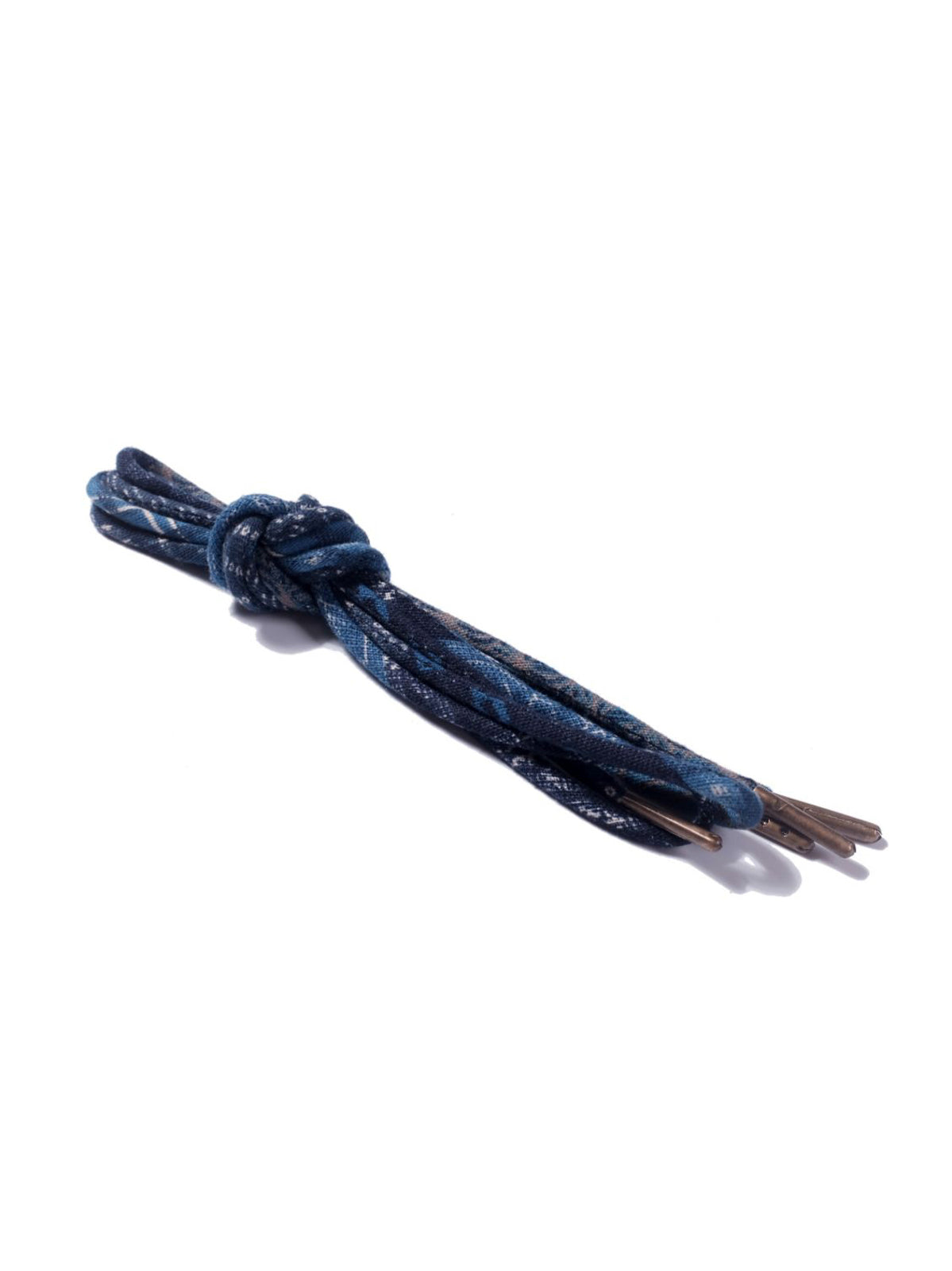 製品画像
「インディゴ染め パッチワーク ヴィンテージ シューレース全体イメージ。藍染め古布を使用し、丸型デザインとヴィンテージ感あふれるパッチワーク技法が特徴。」
細部画像
「金属製シューレースチップと自然な色褪せ感を持つ丸型シューレースのディテールクローズアップ。」