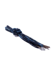 製品画像
「インディゴ染め パッチワーク ヴィンテージ シューレース全体イメージ。藍染め古布を使用し、丸型デザインとヴィンテージ感あふれるパッチワーク技法が特徴。」
細部画像
「金属製シューレースチップと自然な色褪せ感を持つ丸型シューレースのディテールクローズアップ。」