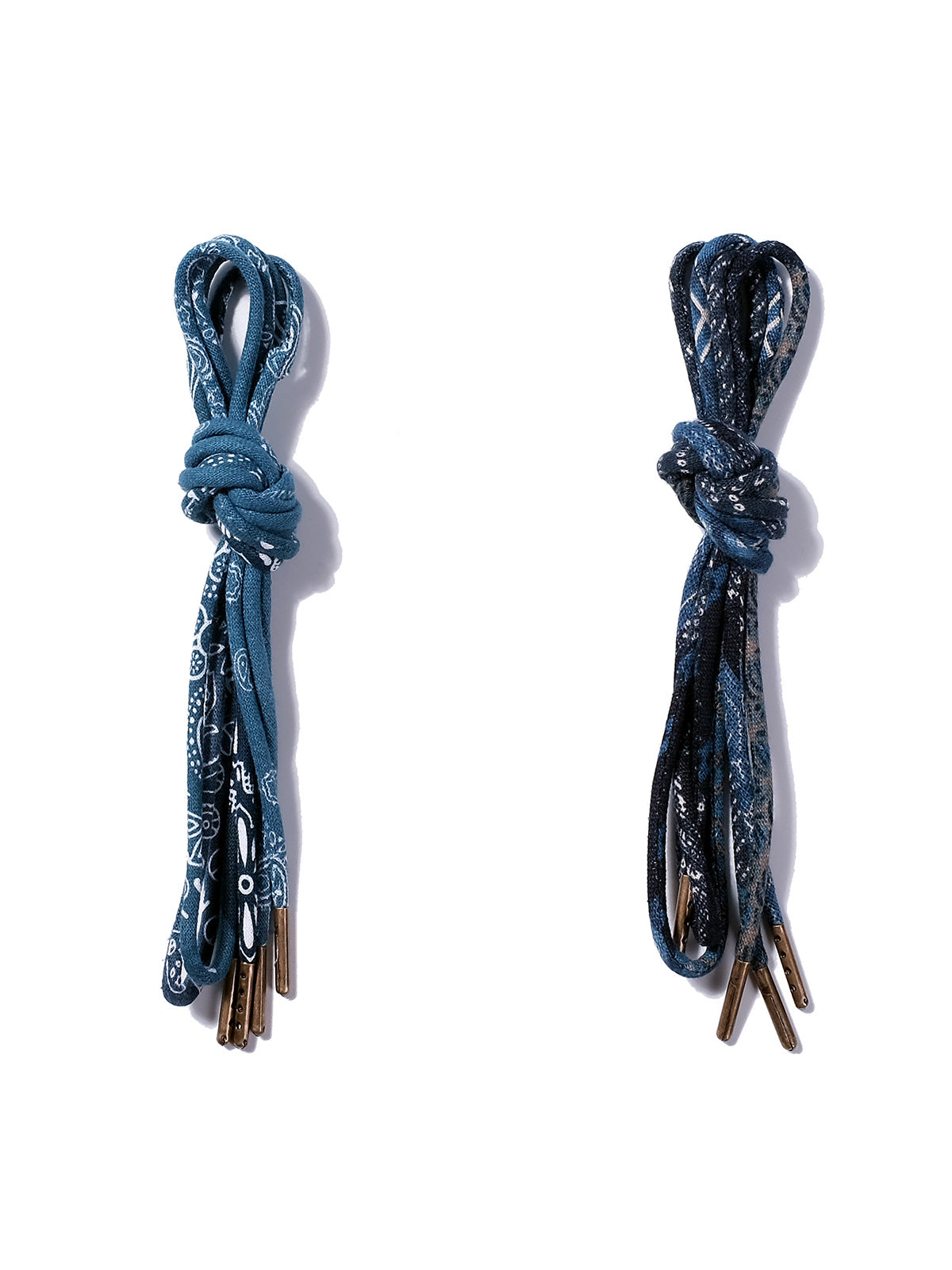 製品画像
「インディゴ染め パッチワーク ヴィンテージ シューレース全体イメージ。藍染め古布を使用し、丸型デザインとヴィンテージ感あふれるパッチワーク技法が特徴。」
細部画像
「金属製シューレースチップと自然な色褪せ感を持つ丸型シューレースのディテールクローズアップ。」