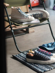 製品画像
「インディゴ染め パッチワーク ヴィンテージ シューレース全体イメージ。藍染め古布を使用し、丸型デザインとヴィンテージ感あふれるパッチワーク技法が特徴。」
細部画像
「金属製シューレースチップと自然な色褪せ感を持つ丸型シューレースのディテールクローズアップ。」