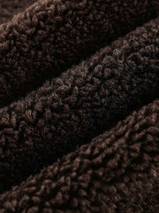 製品画像: リバーシブル シープスキン 中綿ジャケット。柔らかなシープスキンと耐久性のある織りナイロン素材を組み合わせた、多用途デザインの正面全体展示図。
詳細画像: バイカラーデザインと多機能ポケット、さらにハイネック仕様が特徴のリバーシブルジャケットのディテールクローズアップ。