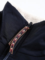 製品画像: リバーシブル シープスキン 中綿ジャケット。柔らかなシープスキンと耐久性のある織りナイロン素材を組み合わせた、多用途デザインの正面全体展示図。
詳細画像: バイカラーデザインと多機能ポケット、さらにハイネック仕様が特徴のリバーシブルジャケットのディテールクローズアップ。