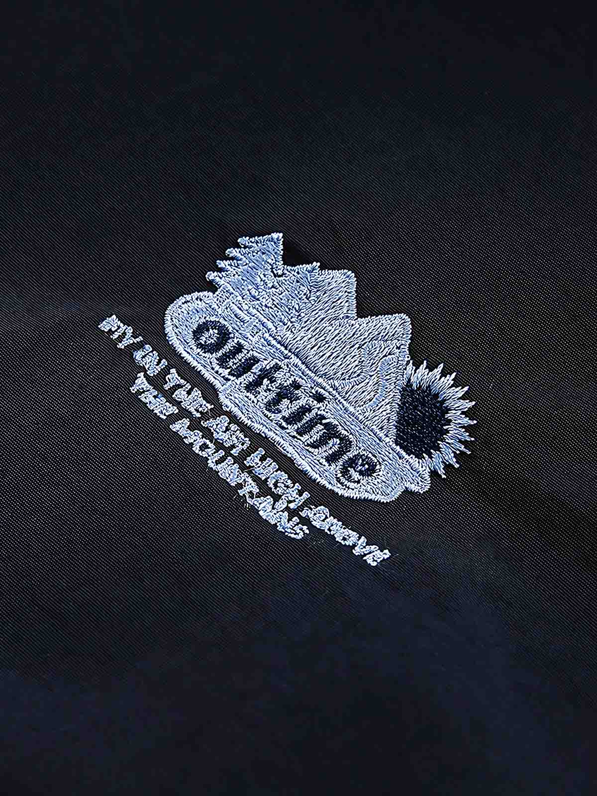 製品画像: リバーシブル シープスキン 中綿ジャケット。柔らかなシープスキンと耐久性のある織りナイロン素材を組み合わせた、多用途デザインの正面全体展示図。
詳細画像: バイカラーデザインと多機能ポケット、さらにハイネック仕様が特徴のリバーシブルジャケットのディテールクローズアップ。