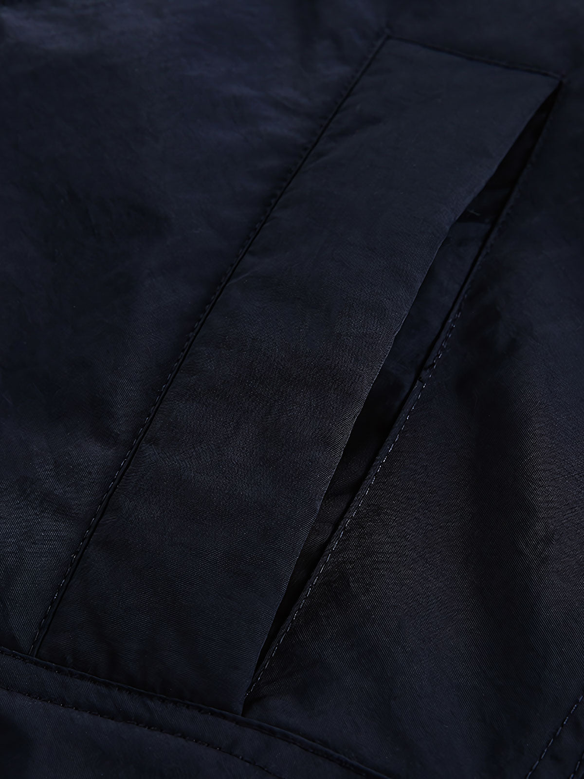 製品画像: リバーシブル シープスキン 中綿ジャケット。柔らかなシープスキンと耐久性のある織りナイロン素材を組み合わせた、多用途デザインの正面全体展示図。
詳細画像: バイカラーデザインと多機能ポケット、さらにハイネック仕様が特徴のリバーシブルジャケットのディテールクローズアップ。