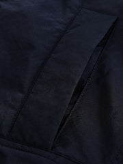 製品画像: リバーシブル シープスキン 中綿ジャケット。柔らかなシープスキンと耐久性のある織りナイロン素材を組み合わせた、多用途デザインの正面全体展示図。
詳細画像: バイカラーデザインと多機能ポケット、さらにハイネック仕様が特徴のリバーシブルジャケットのディテールクローズアップ。