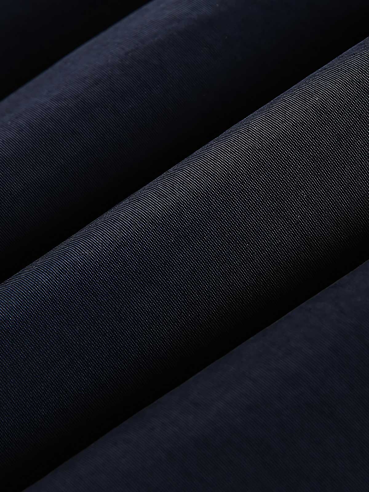 製品画像: リバーシブル シープスキン 中綿ジャケット。柔らかなシープスキンと耐久性のある織りナイロン素材を組み合わせた、多用途デザインの正面全体展示図。
詳細画像: バイカラーデザインと多機能ポケット、さらにハイネック仕様が特徴のリバーシブルジャケットのディテールクローズアップ。