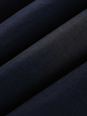 製品画像: リバーシブル シープスキン 中綿ジャケット。柔らかなシープスキンと耐久性のある織りナイロン素材を組み合わせた、多用途デザインの正面全体展示図。
詳細画像: バイカラーデザインと多機能ポケット、さらにハイネック仕様が特徴のリバーシブルジャケットのディテールクローズアップ。