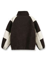 製品画像: リバーシブル シープスキン 中綿ジャケット。柔らかなシープスキンと耐久性のある織りナイロン素材を組み合わせた、多用途デザインの正面全体展示図。
詳細画像: バイカラーデザインと多機能ポケット、さらにハイネック仕様が特徴のリバーシブルジャケットのディテールクローズアップ。