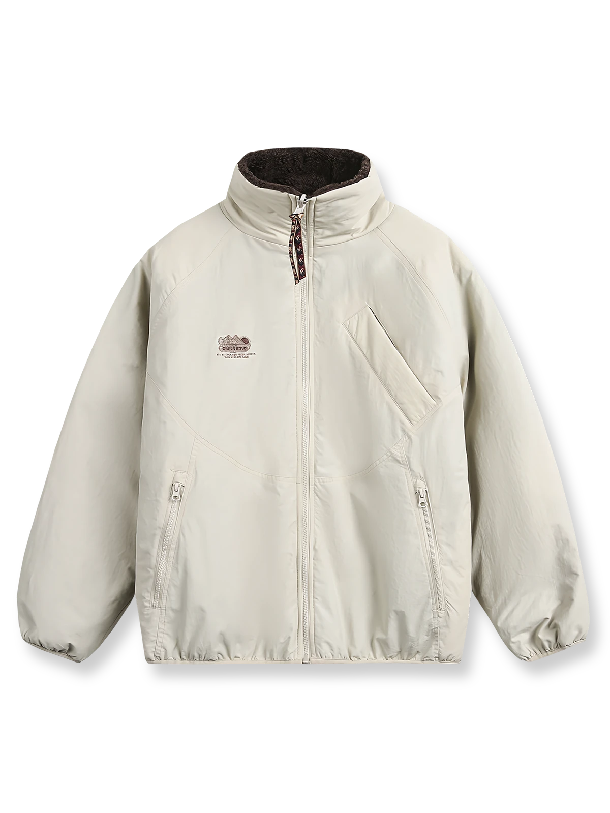 製品画像: リバーシブル シープスキン 中綿ジャケット。柔らかなシープスキンと耐久性のある織りナイロン素材を組み合わせた、多用途デザインの正面全体展示図。
詳細画像: バイカラーデザインと多機能ポケット、さらにハイネック仕様が特徴のリバーシブルジャケットのディテールクローズアップ。