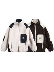 製品画像: リバーシブル シープスキン 中綿ジャケット。柔らかなシープスキンと耐久性のある織りナイロン素材を組み合わせた、多用途デザインの正面全体展示図。
詳細画像: バイカラーデザインと多機能ポケット、さらにハイネック仕様が特徴のリバーシブルジャケットのディテールクローズアップ。