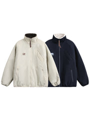 製品画像: リバーシブル シープスキン 中綿ジャケット。柔らかなシープスキンと耐久性のある織りナイロン素材を組み合わせた、多用途デザインの正面全体展示図。
詳細画像: バイカラーデザインと多機能ポケット、さらにハイネック仕様が特徴のリバーシブルジャケットのディテールクローズアップ。