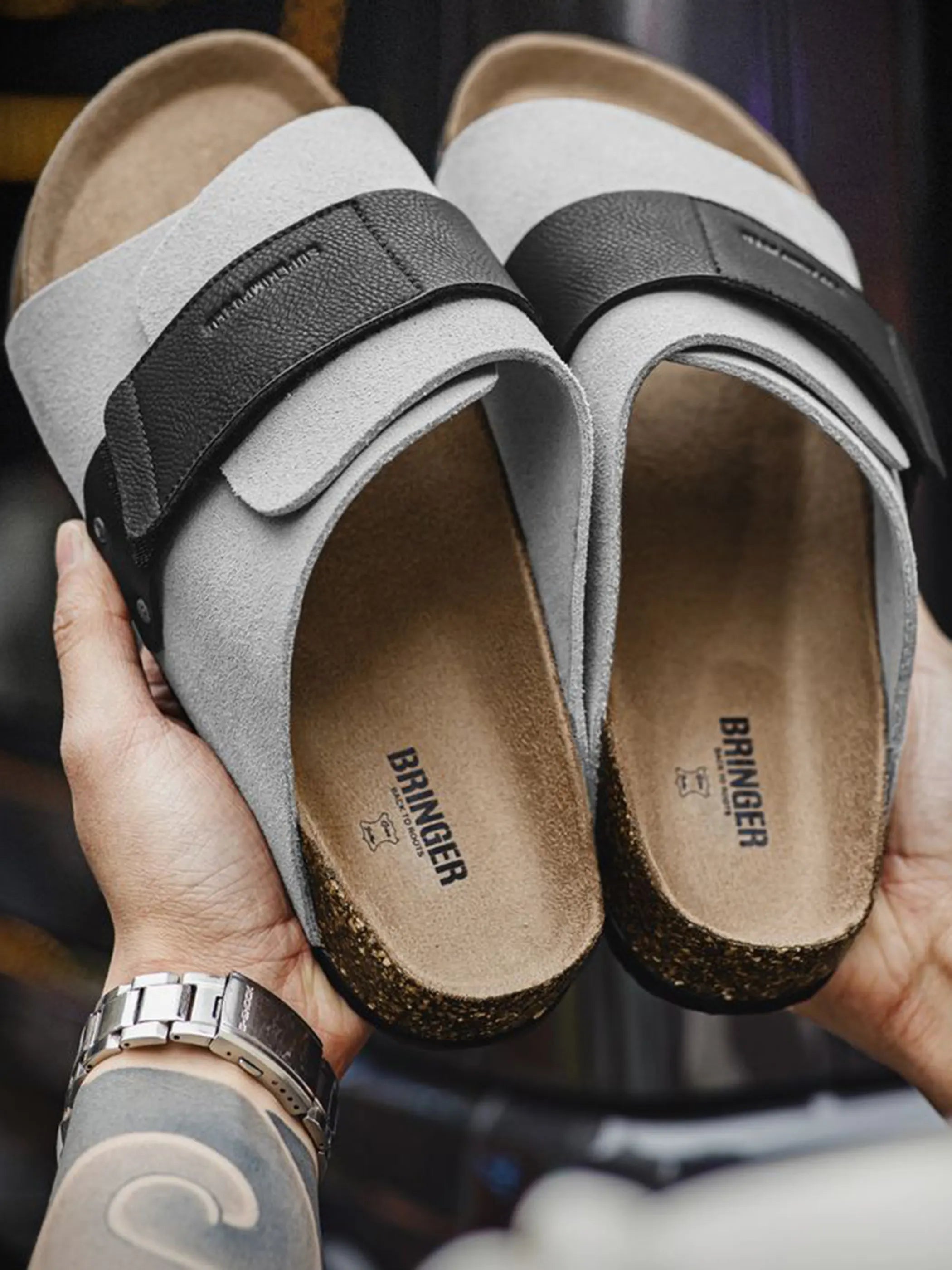 Citywalkシリーズのコルク・ベルクロスライド。スエードとレザーのアッパーとコルク製のフットベッドを特徴とする2色デザイン。