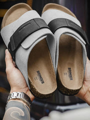 Citywalkシリーズのコルク・ベルクロスライド。スエードとレザーのアッパーとコルク製のフットベッドを特徴とする2色デザイン。