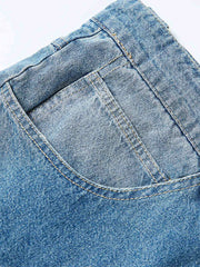 製品画像:
「ライトブルー ストレートデニムパンツの全体展示。ヴィンテージ感あふれるライトブルーのウォッシュ加工とクラシックなストレートカットが特徴のデニムパンツ。」
詳細画像:
「デニム素材のディテールとポケットデザインの特写。高品質コットン100%で、スラッシュポケットとパッチポケットが実用性とデザイン性を兼ね備えています。」